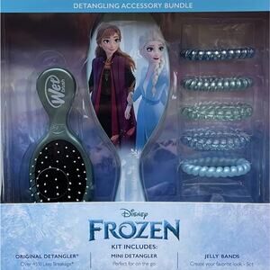 NWT Disney Frozen Hairbrush Toy Bracelet Set